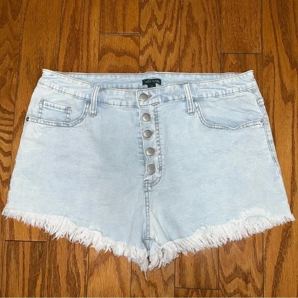 Wild Fable Light Wash Full Button Fly Raw Hem Shorts Size 18 - Picture 8 of 8